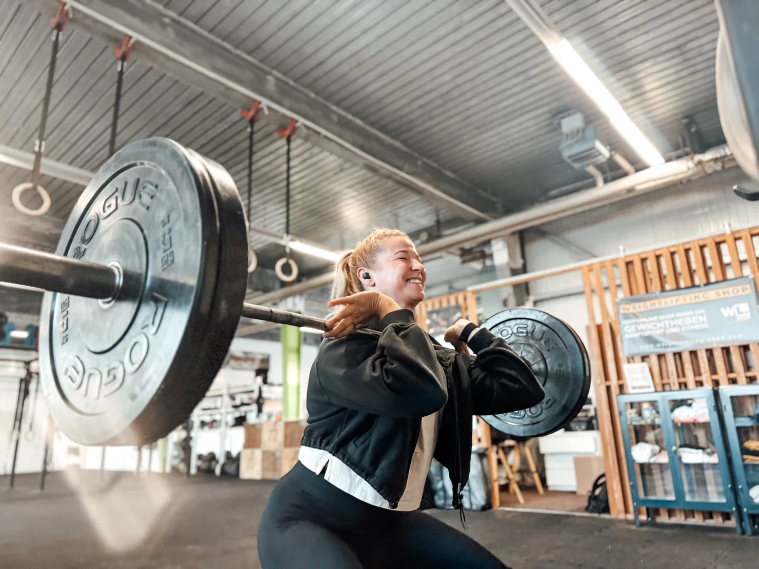 Athletin, die mit einer Langhantel trainiert