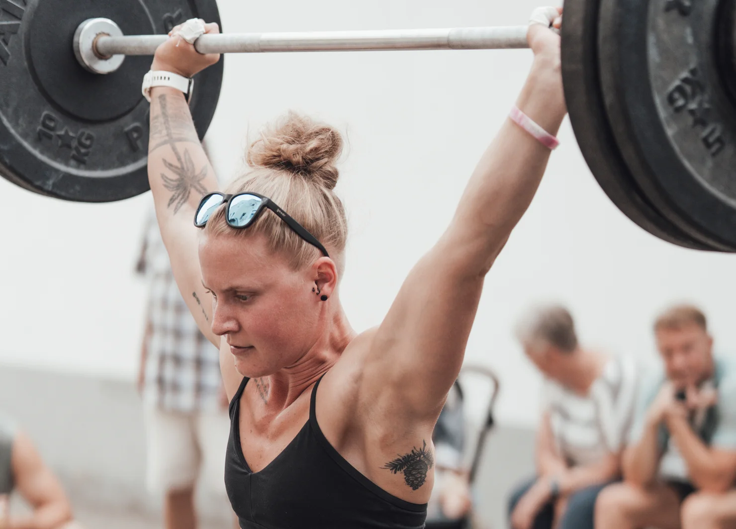 Athletin, die Overhead Squats macht