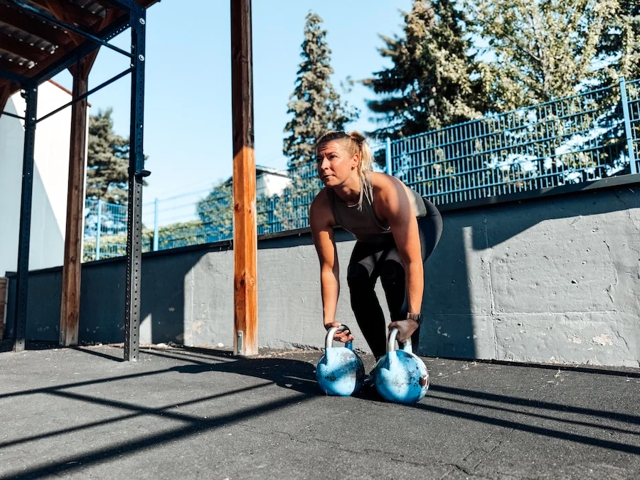 Athletin mit Kettlebells