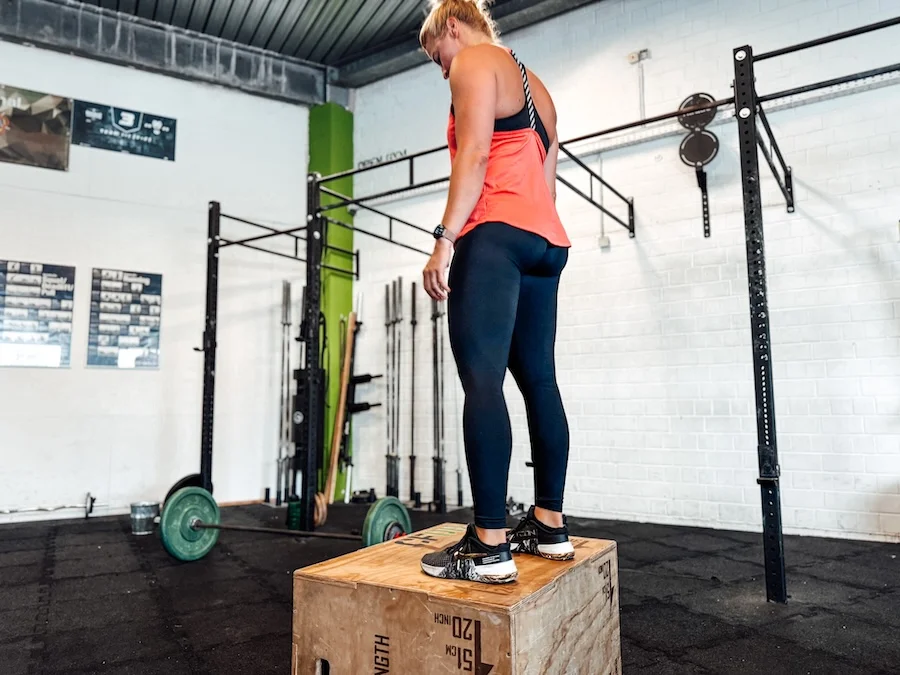 Athletin trainiert Accessories nach dem WOD