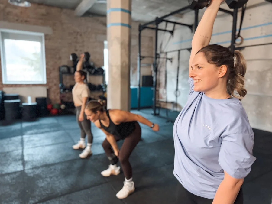 Athletinnen bei Dumbbell Snatches