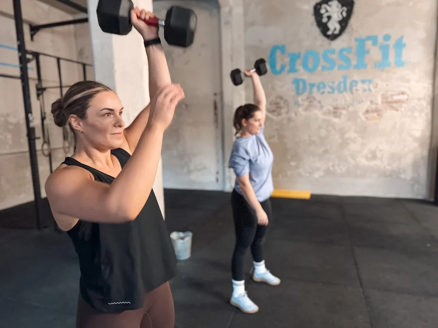 Athletinnen beim Training mit Kurzhanteln