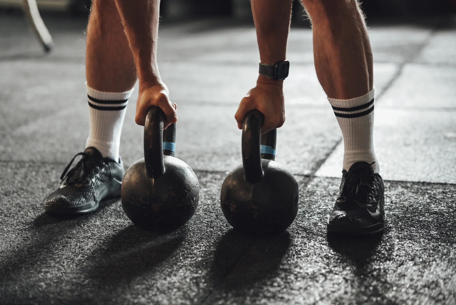 CrossFit Athlet, der Kettlebells hält.