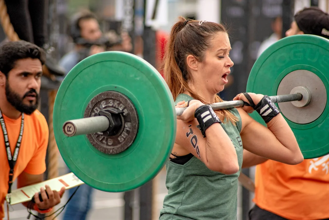 CrossFit-Athletin bei einer Competition mit Judge