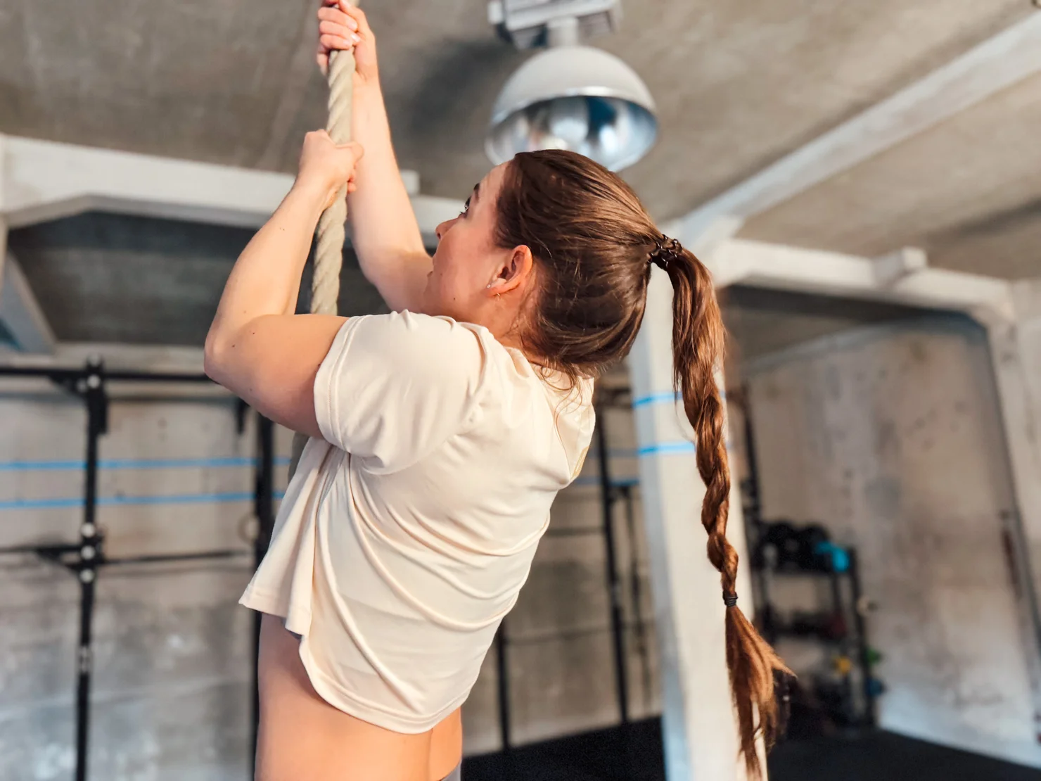 Athletin bei einem Rope Climb