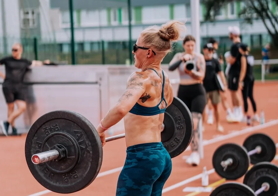 Athletin beim Langhantel-Training