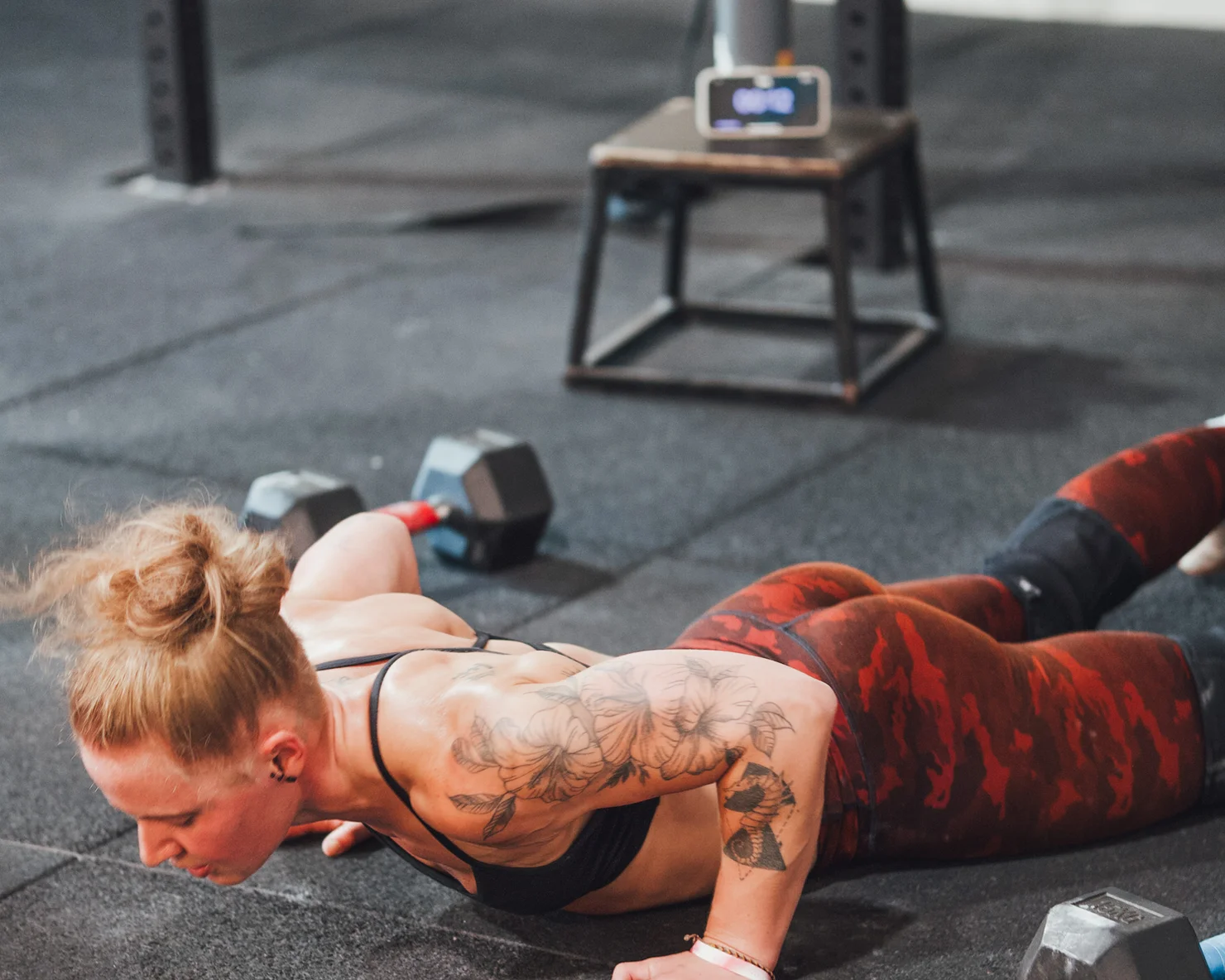Athletin, die Burpees macht