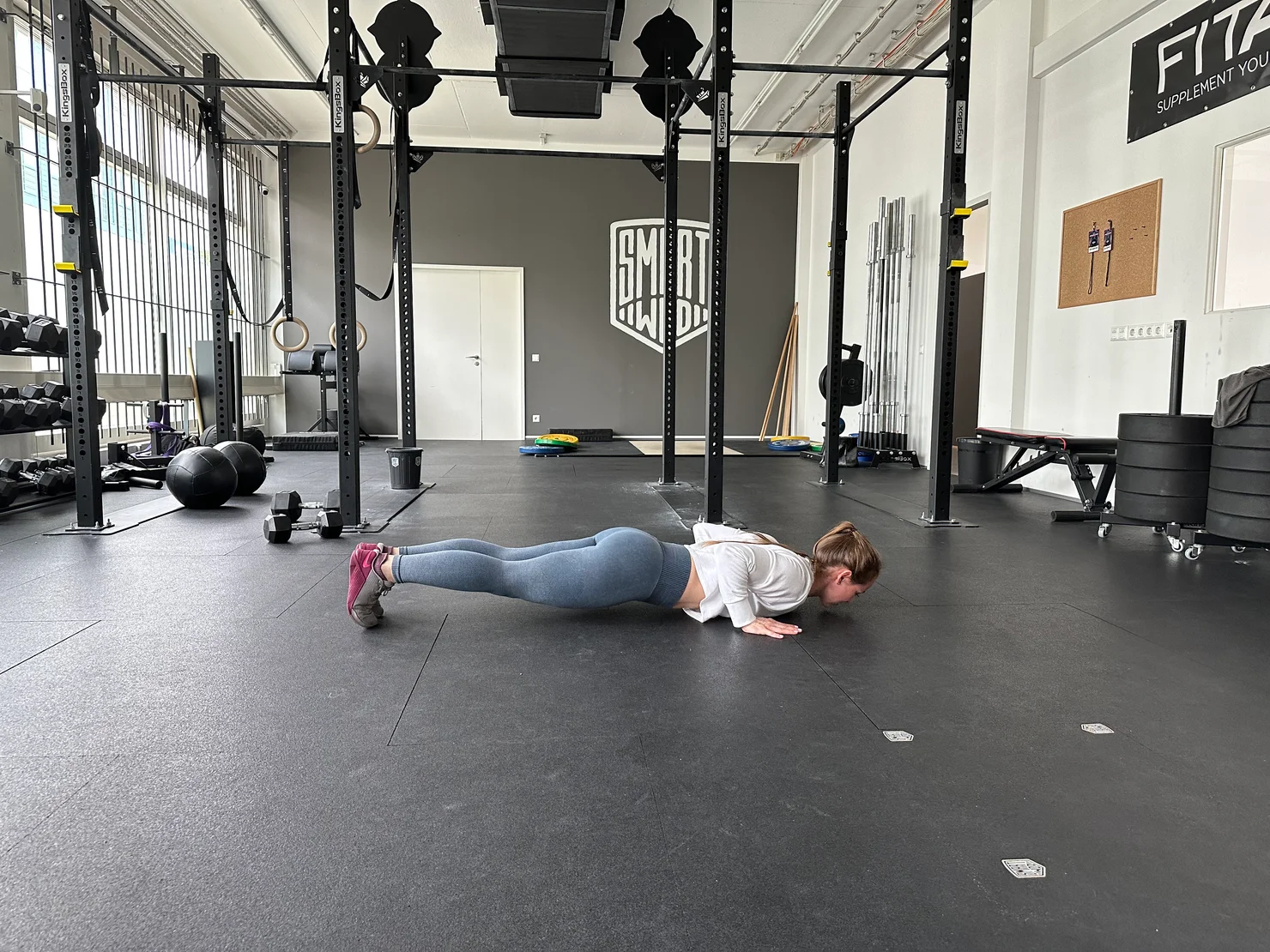 Athletin, die Burpees macht