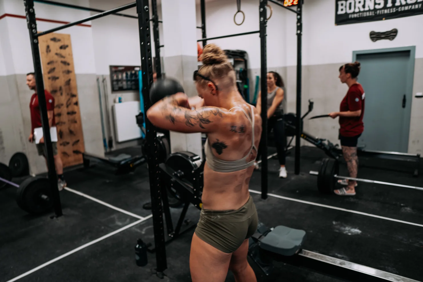 Athletin, die Kettlebell Swings macht