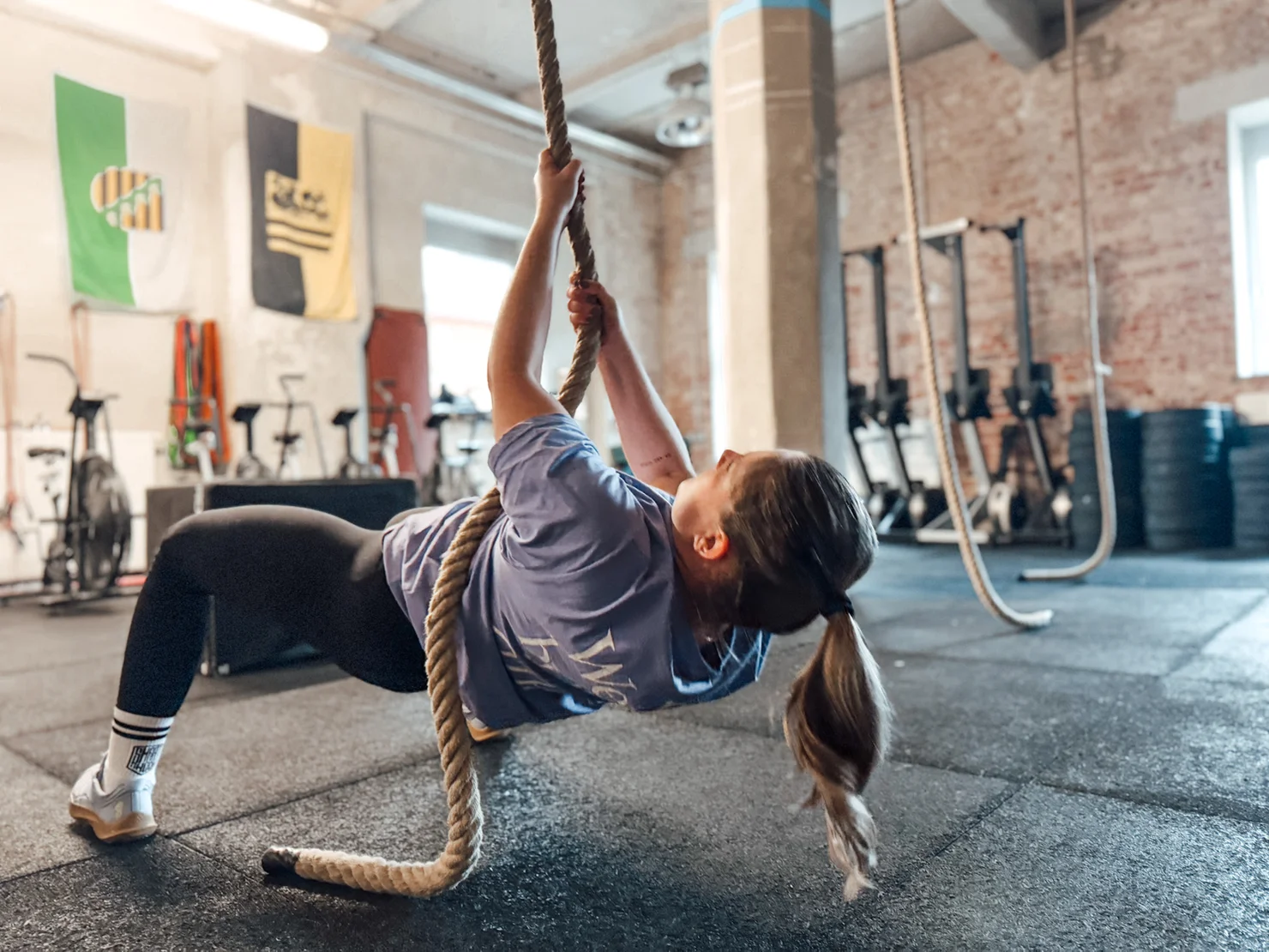 Athletin bei einem Rope Stand-Up
