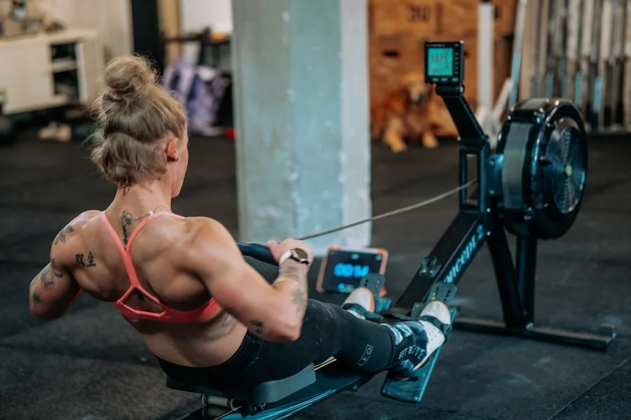 Athletin beim Rudern