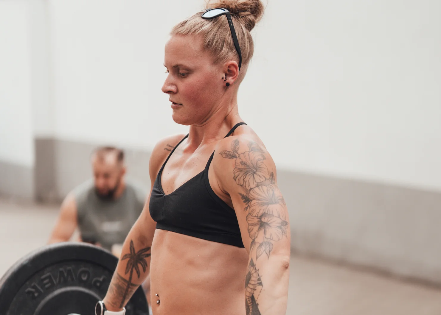 Athletin, die mit einer Langhantel trainiert