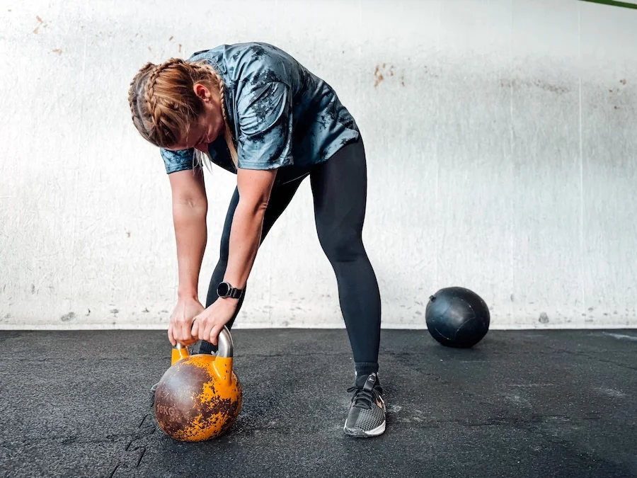 Athletin mit einer Kettlebell