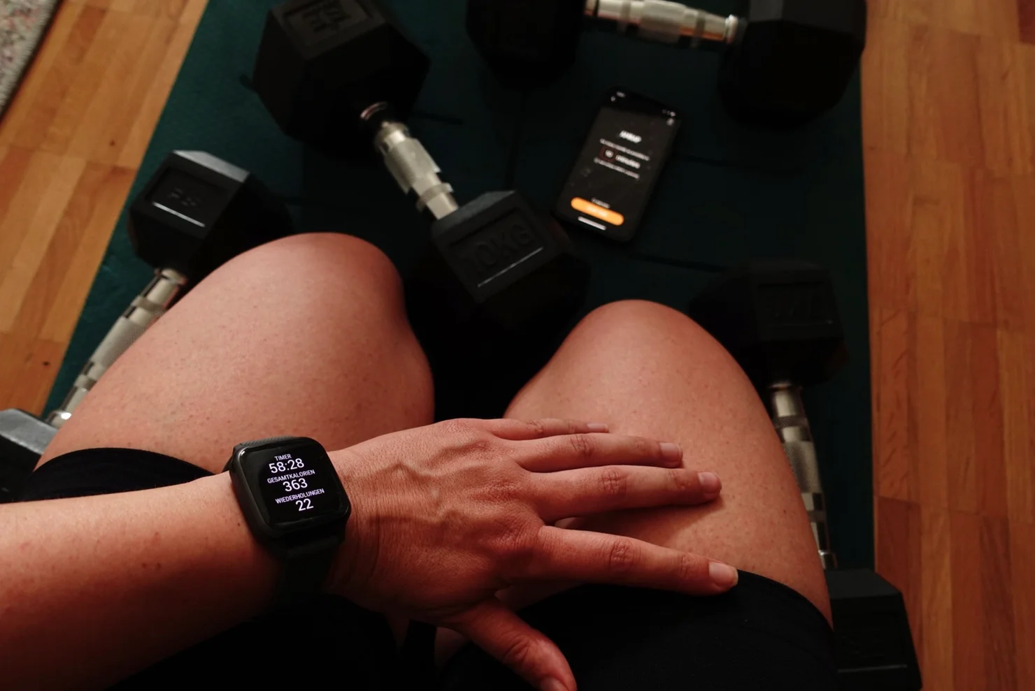 Fitness-Tracker während eines Workouts