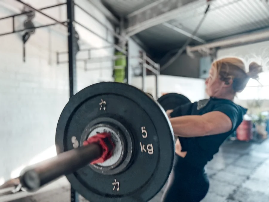 Frau beim CrossFit-Training