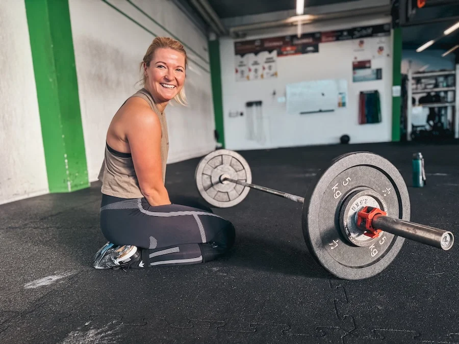 Frau beim Krafttraining