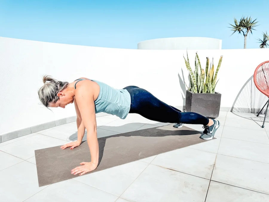 Frau beim Plank