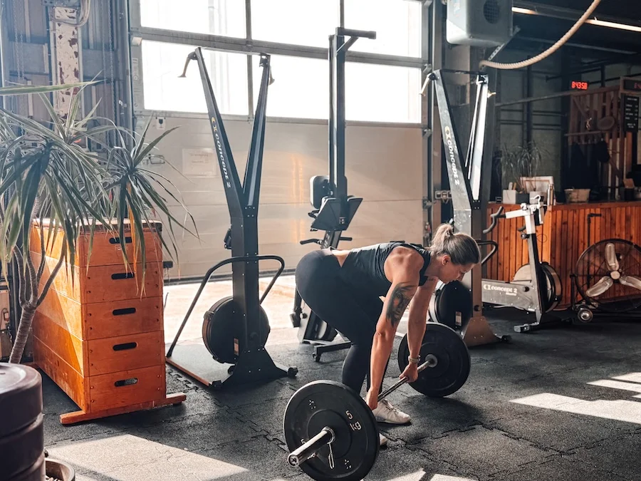 Frau beim Training mit einer Langhantel