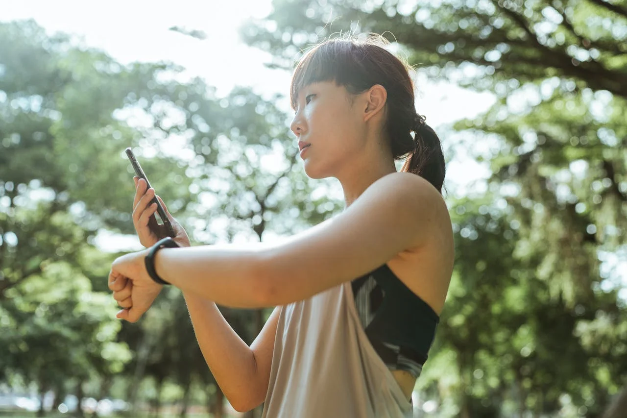 Frau, die eine Fitness-App mit ihrer Uhr verbindet