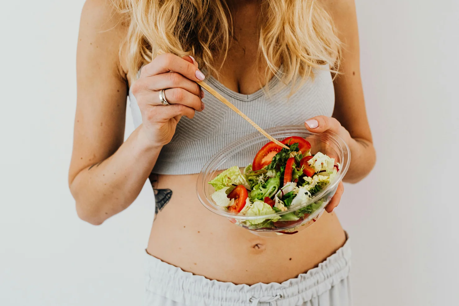 Frau, die einen Salat isst