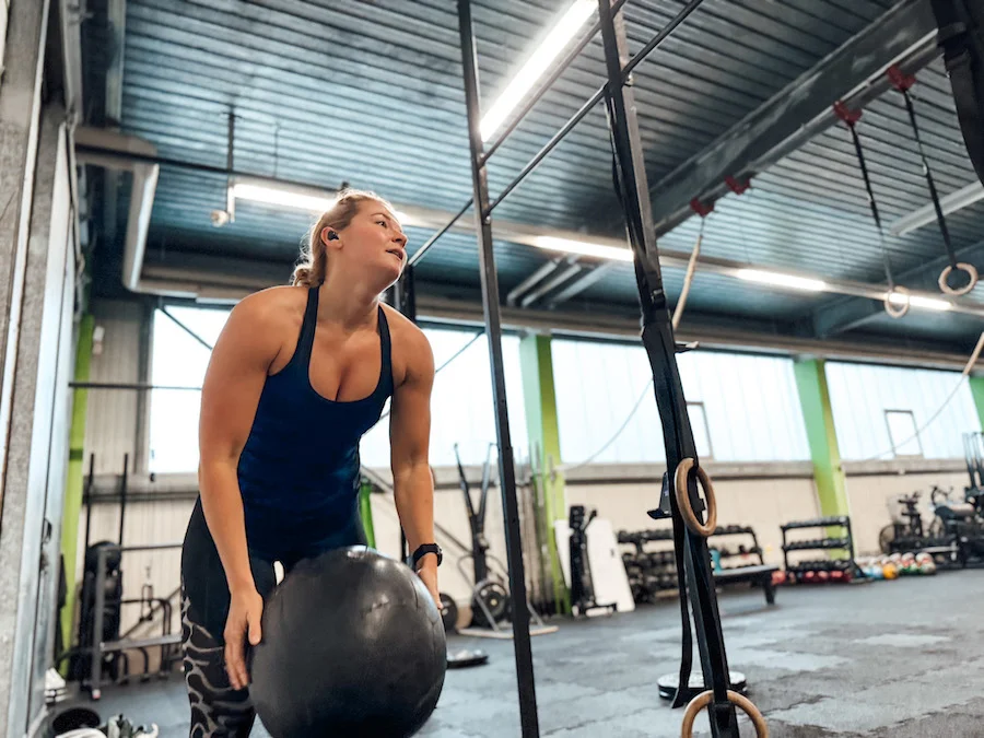 Frau, die mit einem Wall Ball trainiert