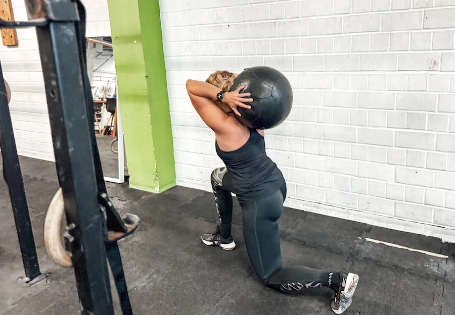 Frau, die mit einem Wall Ball trainiert