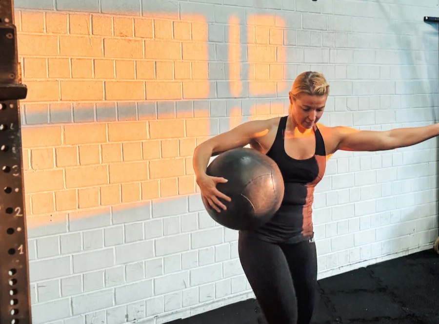 Frau mit einem Wall Ball