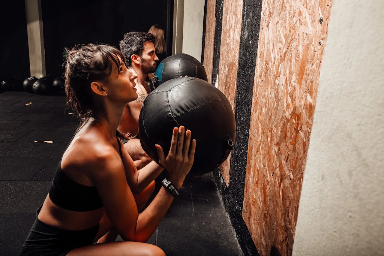 Gruppe von Athleten, die Wall Balls machen