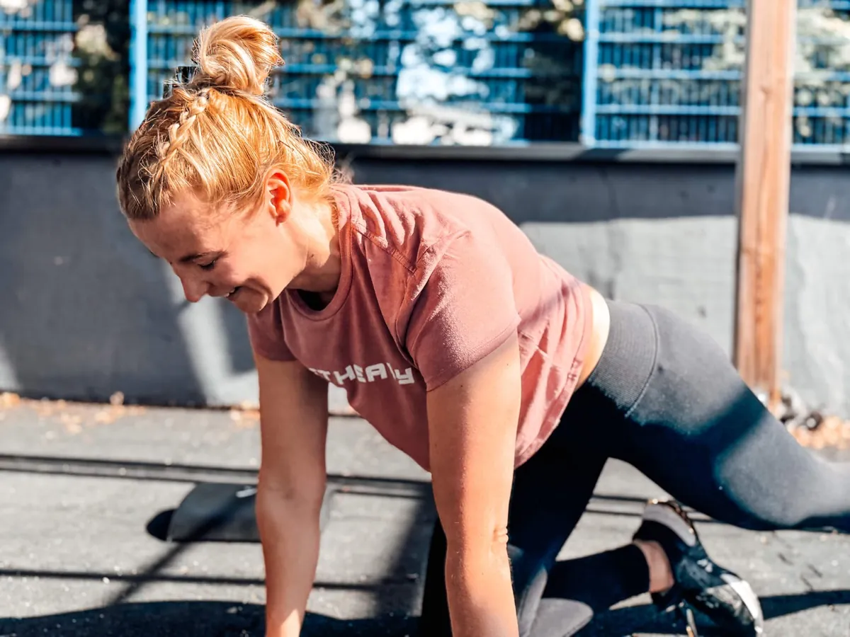 Lachende Athletin bei einem Outdoor-Workout