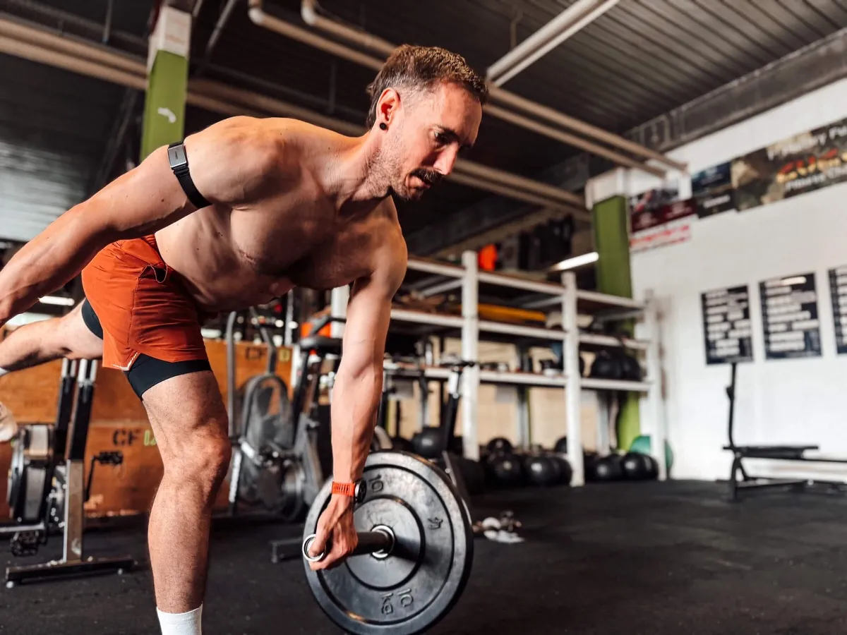 Athlet greift zur Langhantel in einer CrossFit-Box