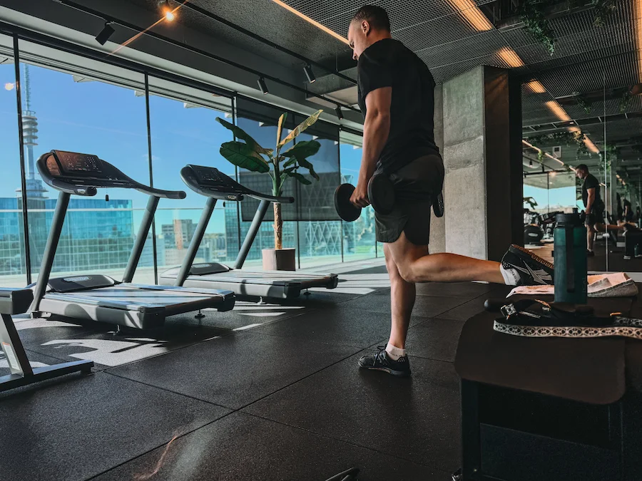 Mann, der Bulgarian Split Squats als Stabilisationsübung macht