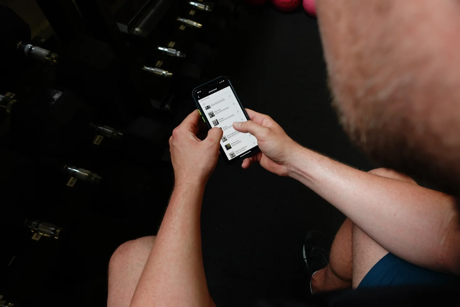 Mann, der ein Handy in der Hand hält