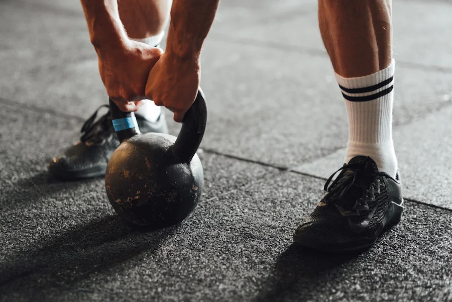 Mann, der mit einer Kettlebell trainiert