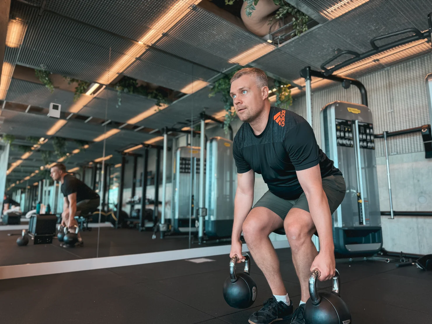 Mann, der mit Kettlebells trainiert