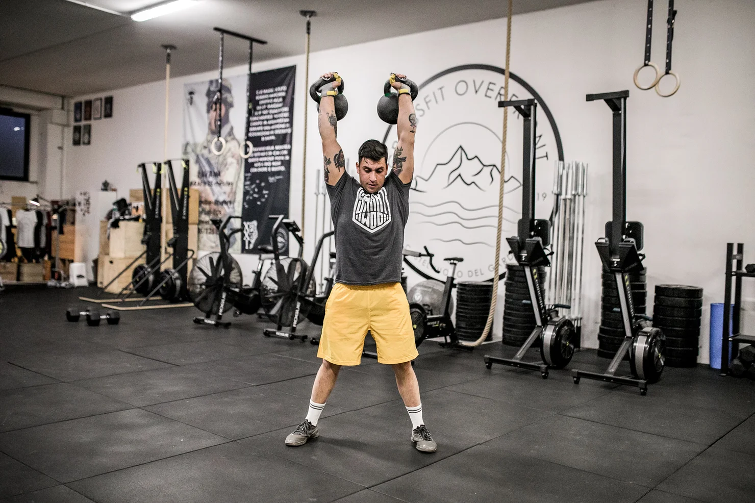 Mann, der mit Kettlebells trainiert