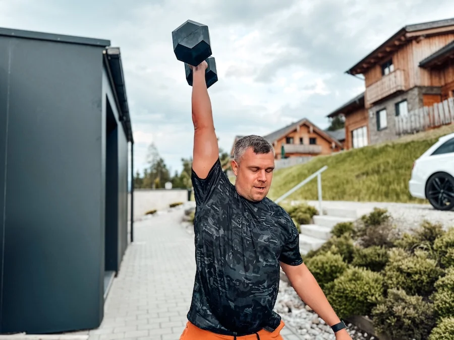 Mann macht einen Single Arm Dumbbell Snatch