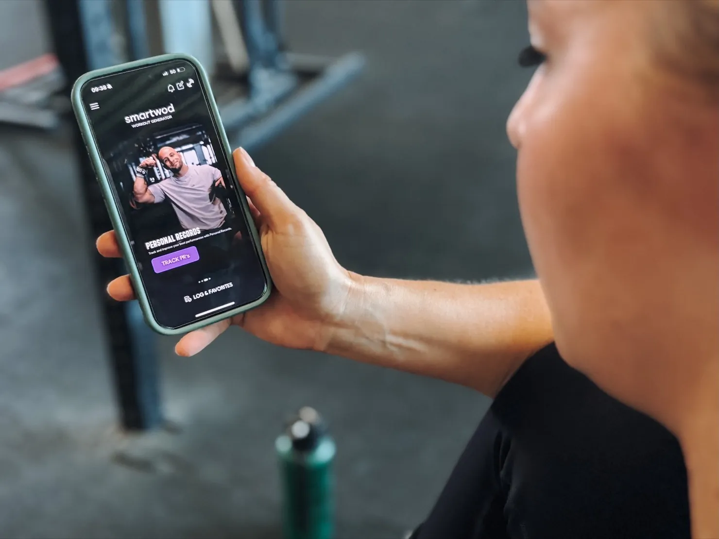 Athletin prüft ihren 1RM-Fortschritt in der SmartWOD Workout Generator App