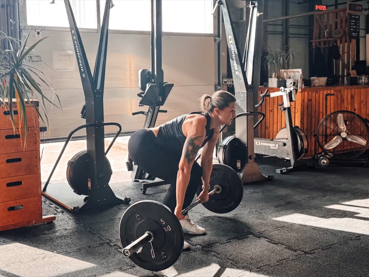 Athletin zieht ein schweres Kreuzheben im Gym