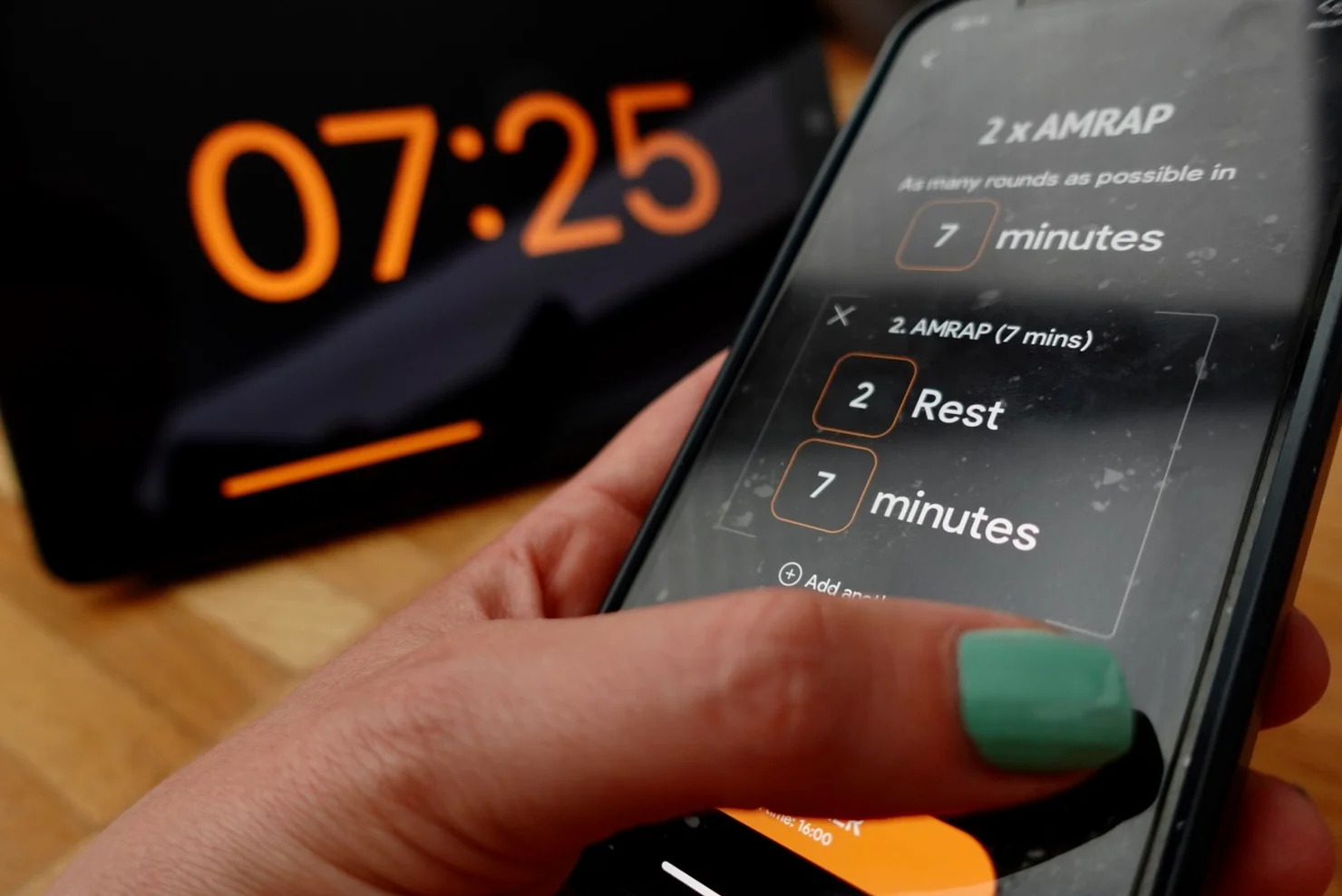 SmartWOD Timer App auf einem Smartphone und Tablet