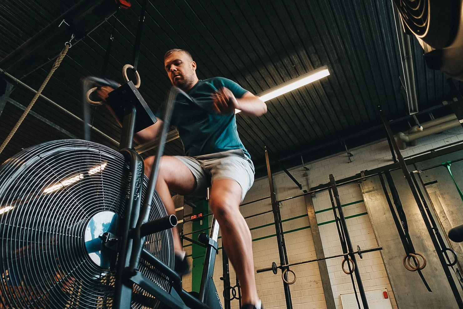 Sportler auf einem Assault Bike