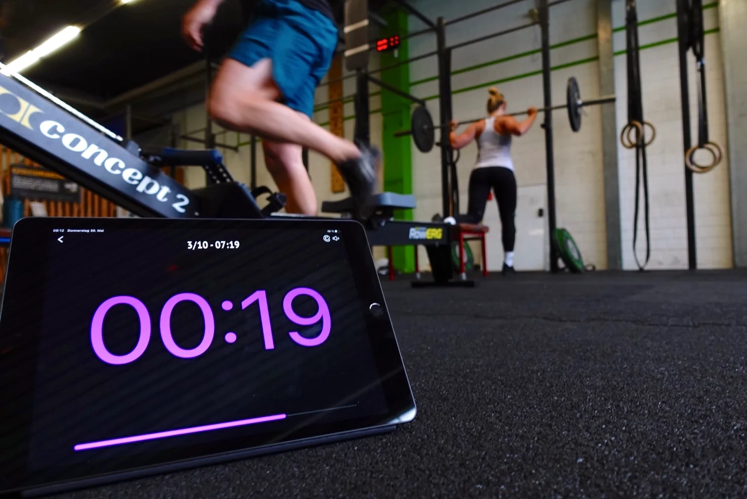 Sportler, die in einer CrossFit Box trainieren