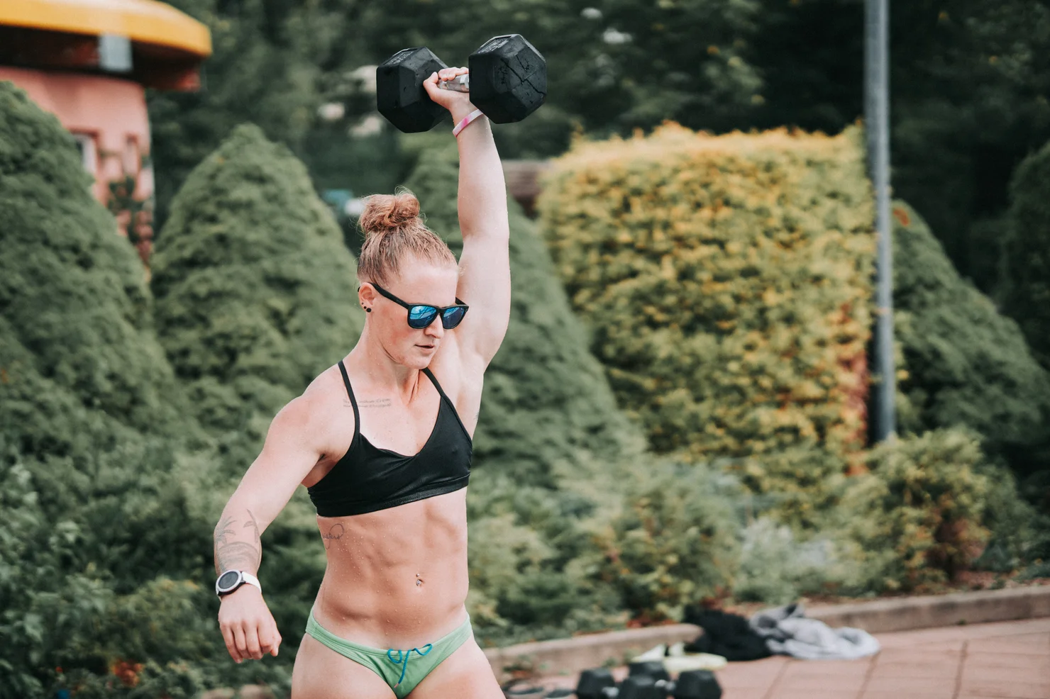 Sportlerin, die mit einer Kurzhantel trainiert