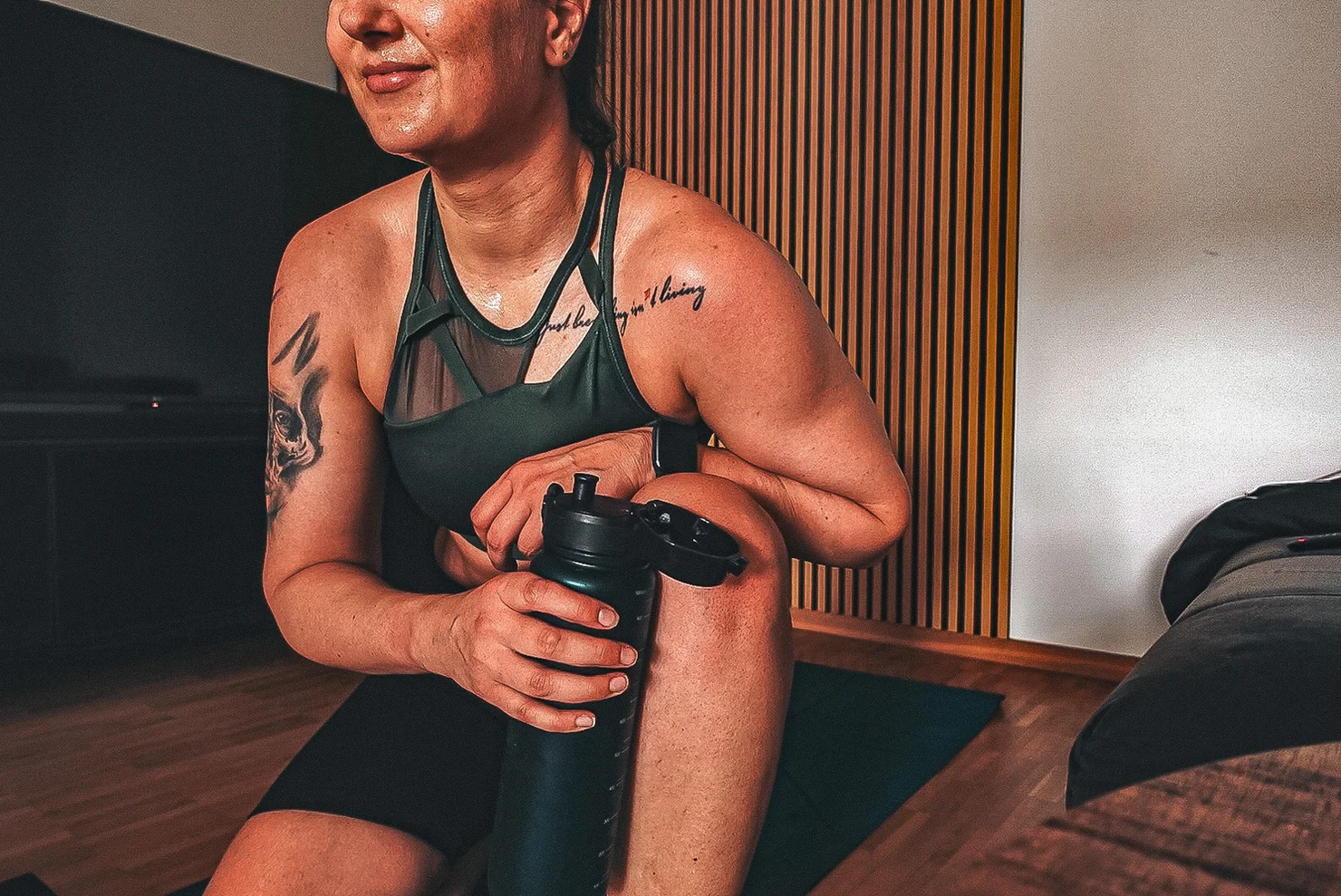 Sportlerin mit einer Wasserflasche in der Hand