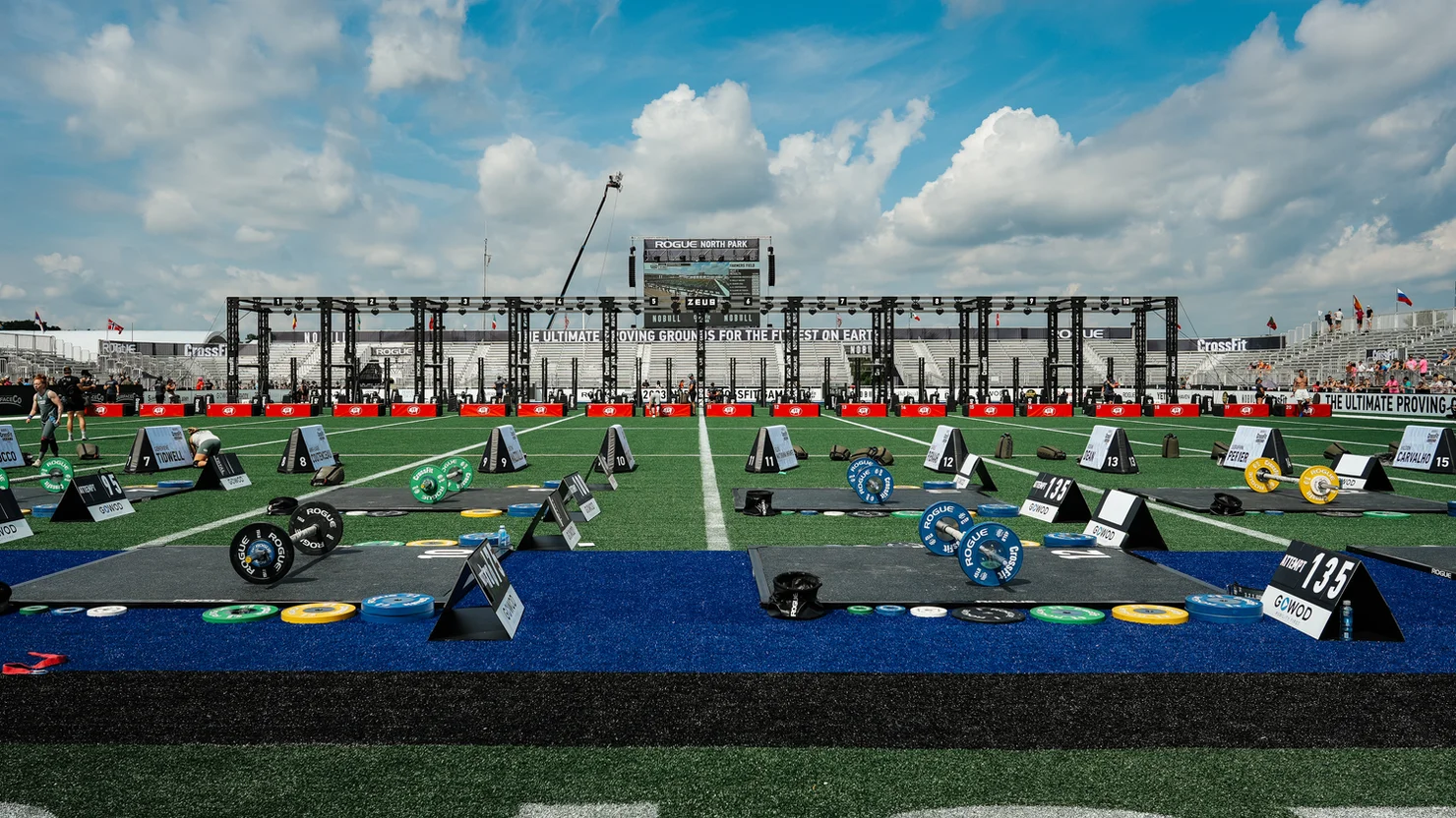 Stadionfläche mit Langhanteln bei den CrossFit Games