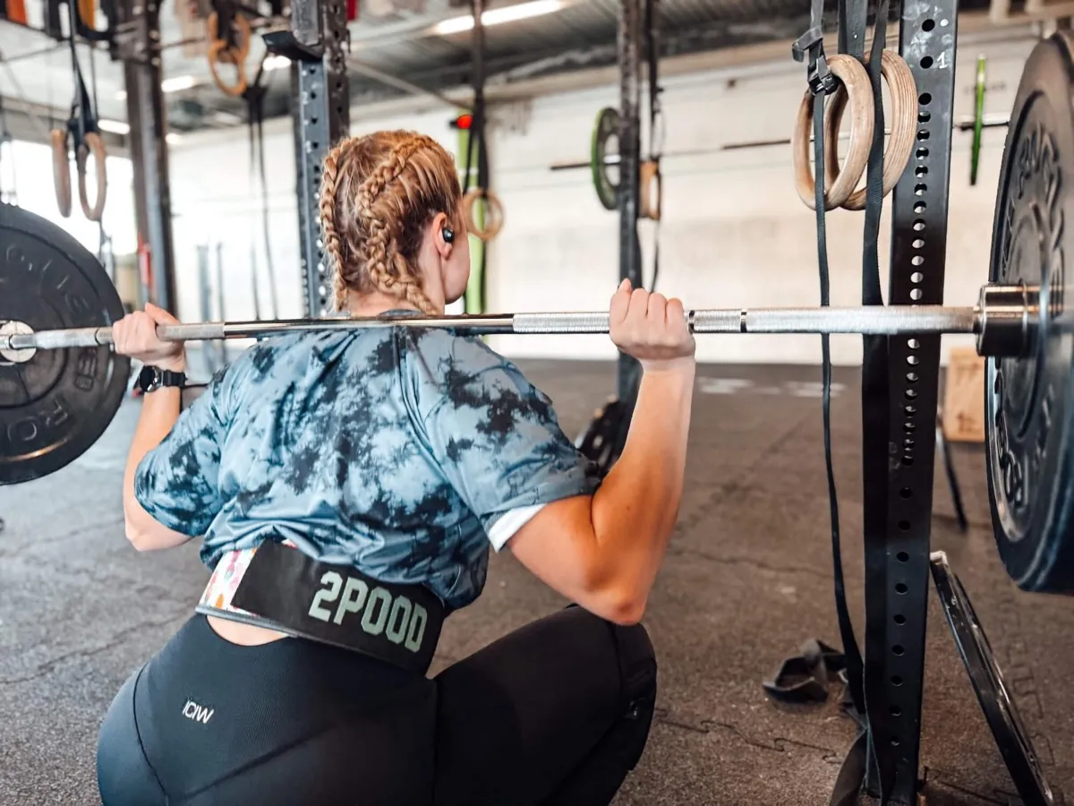 Athletin hält die tiefe Position eines Back Squats