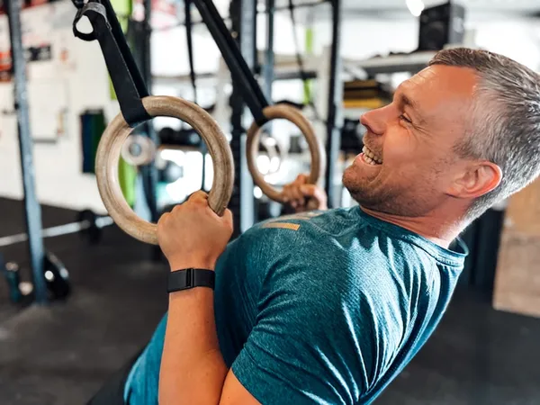 training-mit-ringen-so-baust-du-mit-dem-einfachen