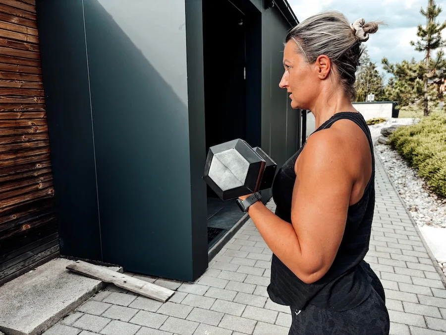 Frau beim Krafttraining mit einer Kurzhantel