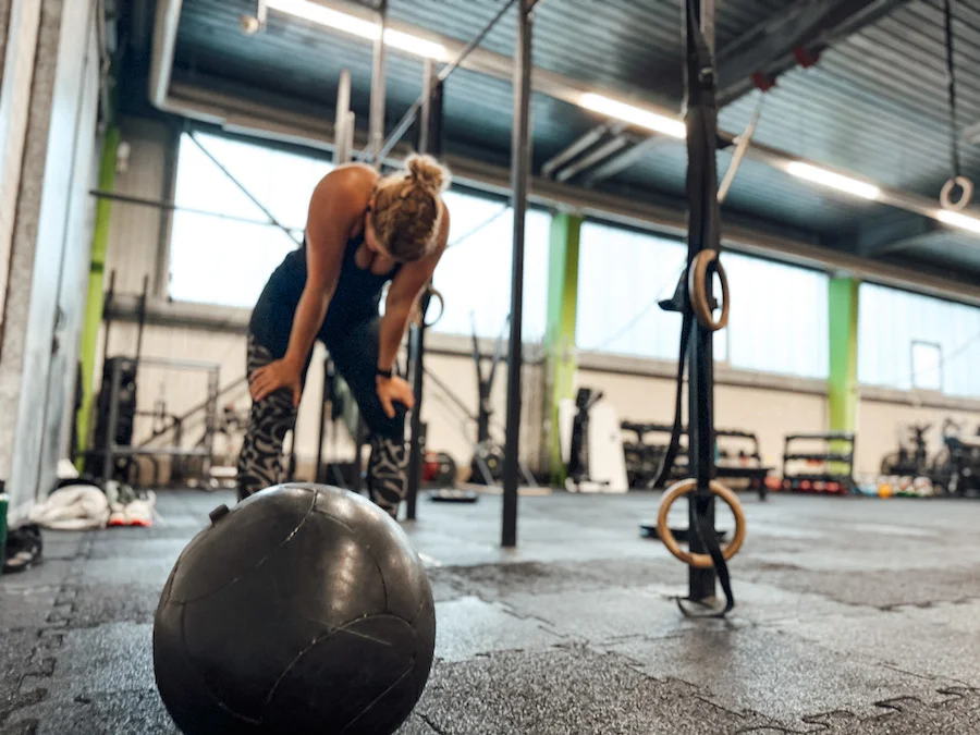 Frau während eines Workouts
