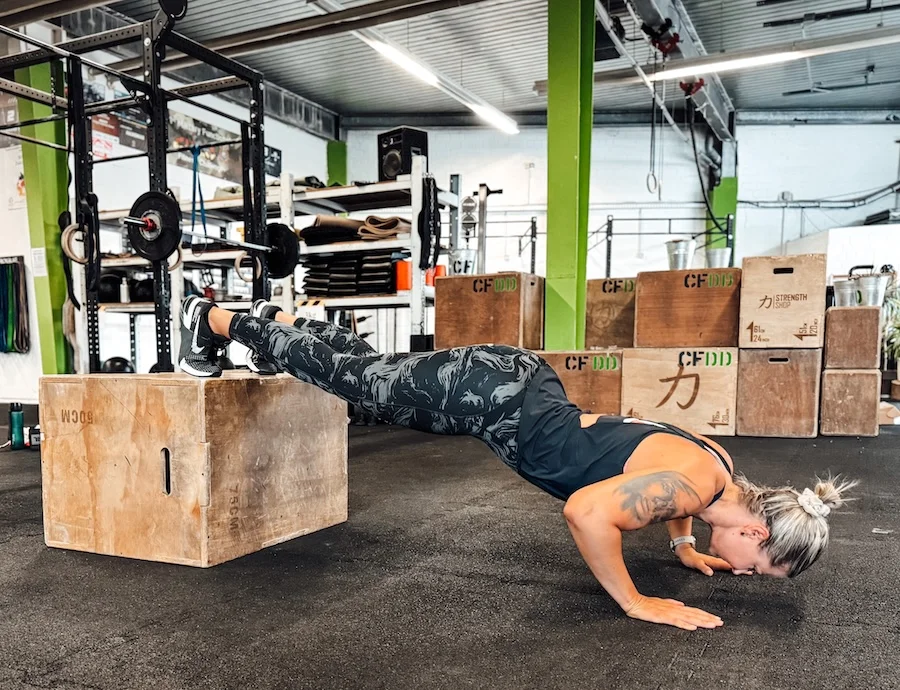 Frau beim Scalen eines Workouts