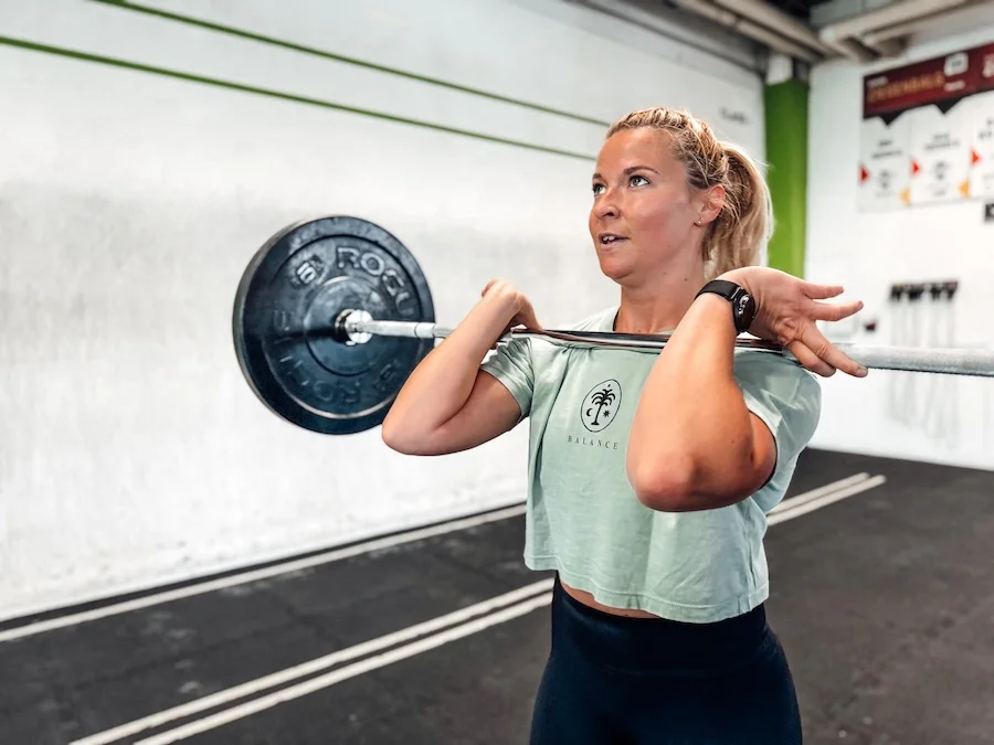 Frau beim Training mit einer Langhantel